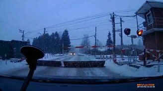 Поезд летит под открытый переезд - смотреть видео (1:22)