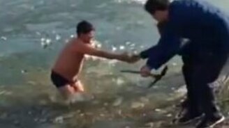 Проплыл мимо проруби - смотреть видео (2:20)