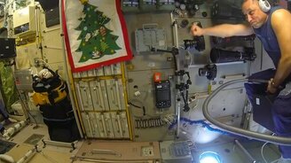 На пылесосе в невесомости - смотреть видео (0:23)