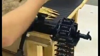 Как заряжают пулемётную ленту - смотреть видео (0:54)