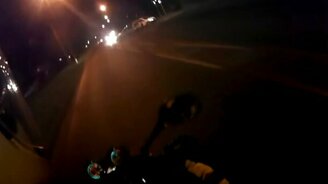 Мотоциклист ловко избежал столкновения - смотреть видео (0:22)