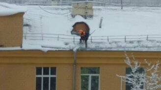 Коммунальщик на крыше без страховки - смотреть видео (0:49)