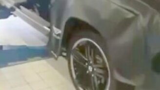 Каково поменять сальник на "Бентли" - смотреть видео (1:01)