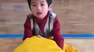 Надеваем куртку по-азиатски - смотреть видео (0:14)