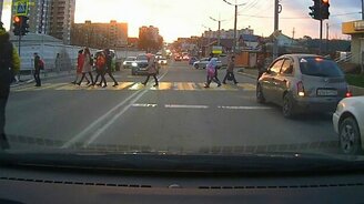 Берегись пешехода в наушниках - смотреть видео (0:15)