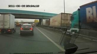 Эффектная авария от обочечника - смотреть видео (0:40)