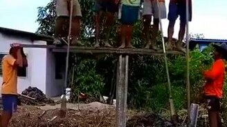 Дружно забили сваю - смотреть видео (0:31)