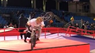 Увернулся от велосипеда - смотреть видео (0:08)