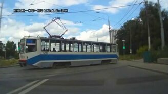 Трамвай дал пинка пешеходу - смотреть видео (0:18)