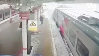 Сход снега на поезд - смотреть видео (0:23)