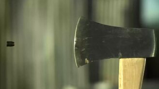 Пуля против топора - смотреть видео (0:16)