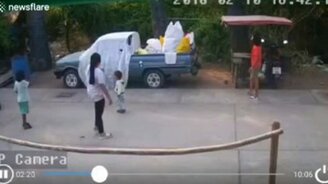 Чуть не придавило пацанёнка - смотреть видео (0:28)