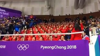 Подготовленные болельщицы из Северной Кореи - смотреть видео (1:54)