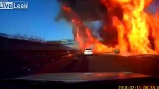 Молниеносное возгорание на дороге - смотреть видео (1:04)