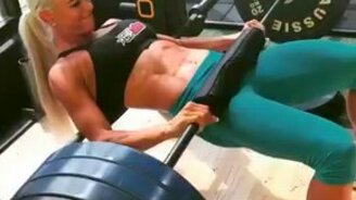 Прокачала пресс с помощью штанги - смотреть видео (0:23)