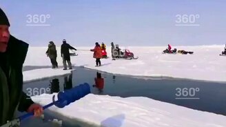 Рыбаки спасли рыбаков - смотреть видео (1:58)