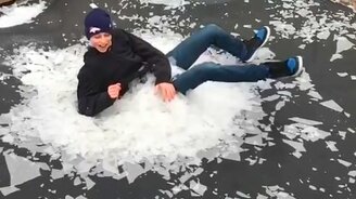 Прыжок на лёд на батуте - смотреть видео (0:57)
