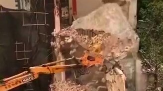 Опасная работа экскаваторщика - смотреть видео (0:09)