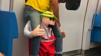 Повеселил костюмом пассажиров метро - смотреть видео (1:02)