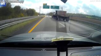 Груз разбил лобовое стекло - смотреть видео (0:23)