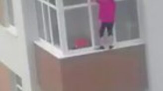 Бесстрашная девушка и окно - смотреть видео (1:12)