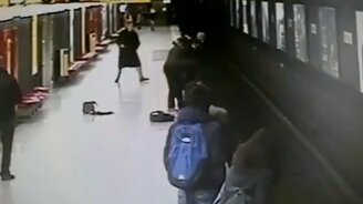 Спас девочку в метро - смотреть видео (0:32)