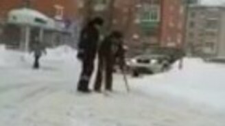 ДПС-ник помог инвалиду перейти дорогу - смотреть видео (1:26)