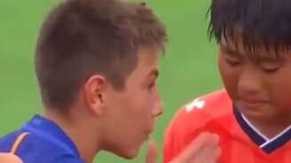 Трогательный футбол - смотреть видео (1:00)