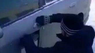 Открываем машину с помощью болгарки - смотреть видео (0:59)