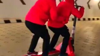 Бобслей на парковке - смотреть видео (0:25)