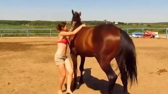 Лошадь помогает девушке взобраться на себя - смотреть видео (0:35)