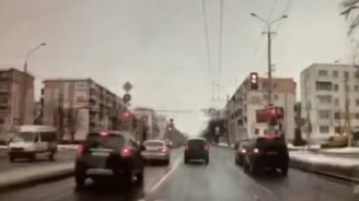 Проскочил между машин - смотреть видео (0:17)