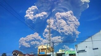 Извержение индонезийского вулкана - смотреть видео (4:51)