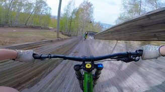 На велике по бобслейной трассе - смотреть видео (2:18)