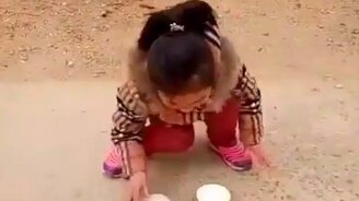 Маленькая ловкая фокусница - смотреть видео (0:15)