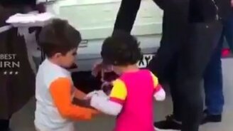 Заботливый мальчуган - смотреть видео (0:38)