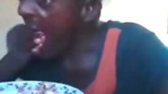 Самый смешной едок - смотреть видео (0:30)