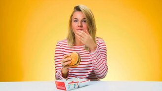 Впервые пробуют еду из МакДоналдс - смотреть видео (4:44)