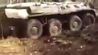 Армейцы чудят на БТР - смотреть видео (0:38)