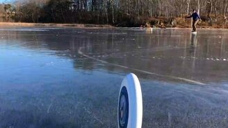 Ветер гонит тарелку фрисби по льду - смотреть видео (1:23)