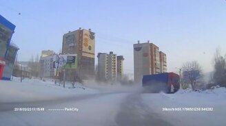 Неуправляемый грузовик на спуске - смотреть видео (0:10)