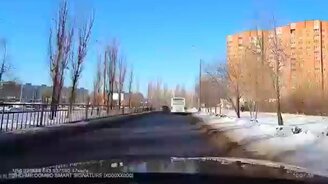 Объехал бабку на автобусе - смотреть видео (0:20)