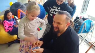 Девочка разоблачает фокусника - смотреть видео (0:39)