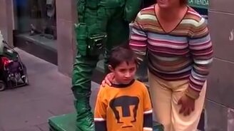 Живой большой солдатик - смотреть видео (3:03)