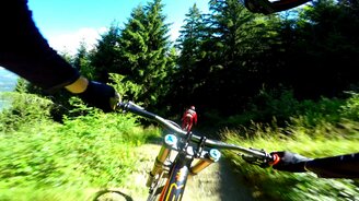 Дикий спуск на великах - смотреть видео (2:53)