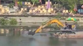 Как плыть по воде на экскаваторе - смотреть видео (0:35)