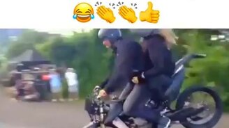 Чудная пара на мотоцикле - смотреть видео (0:09)