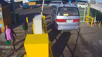 Как трудно женщинам за рулём - смотреть видео (0:10)