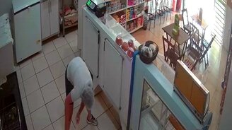 Охладила пыл грабителя водой - смотреть видео (0:45)