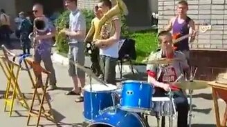 Танцы людей в фуражках - смотреть видео (1:06)